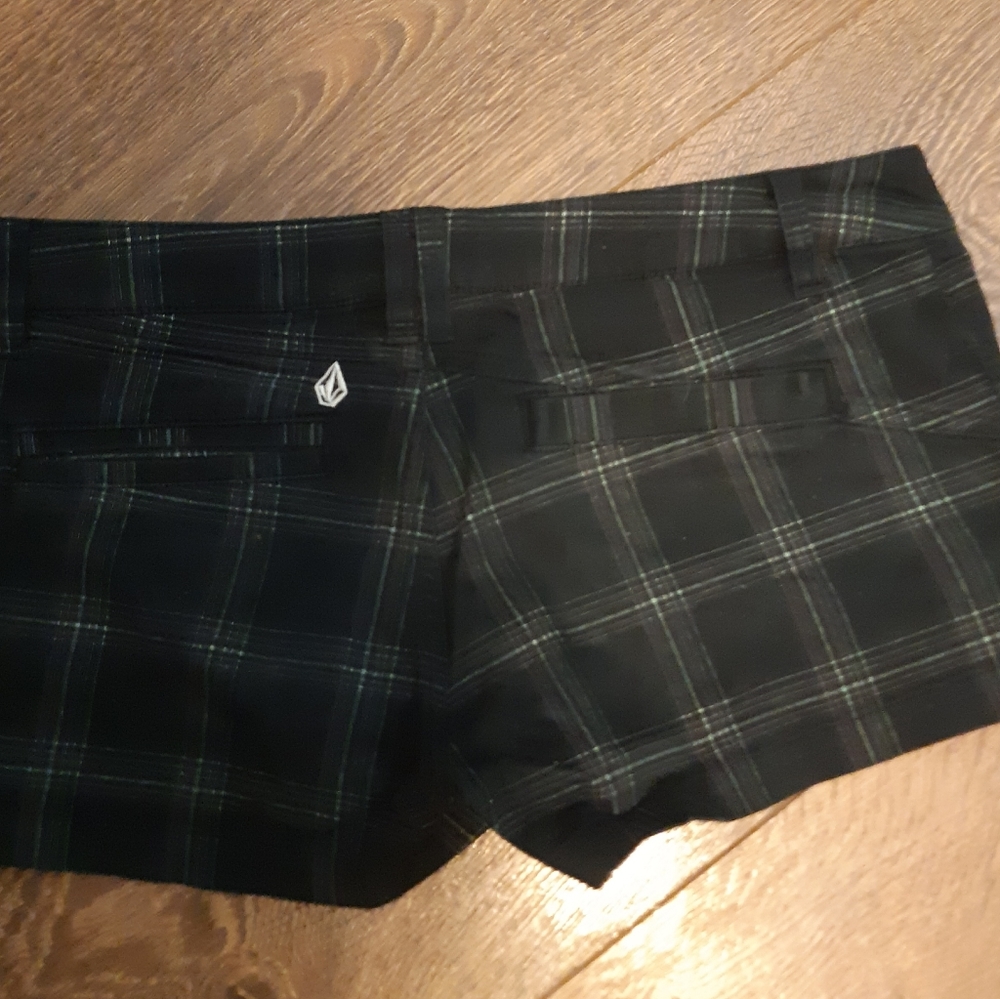 Volcom shorts size 25